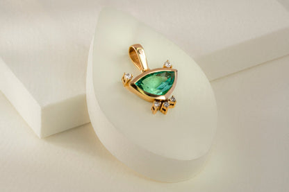 Dije oro amarillo con esmeralda y diamantes naturales - DOA062 - Etherna