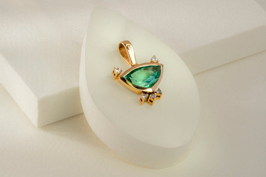 Dije oro amarillo con esmeralda y diamantes naturales - DOA062 - Etherna