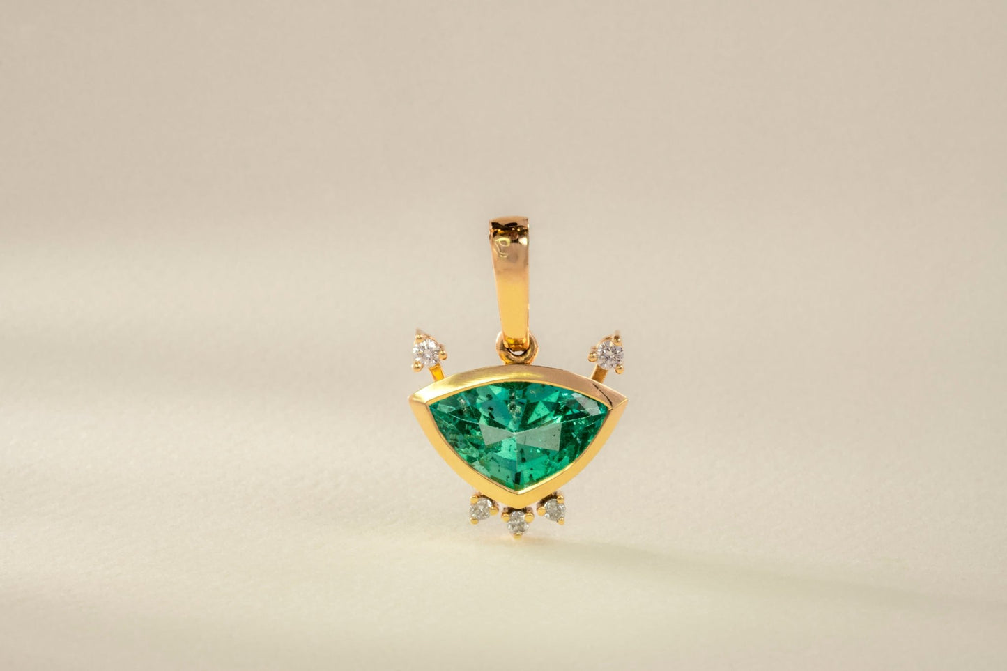 Dije oro amarillo con esmeralda y diamantes naturales - DOA062 - Etherna