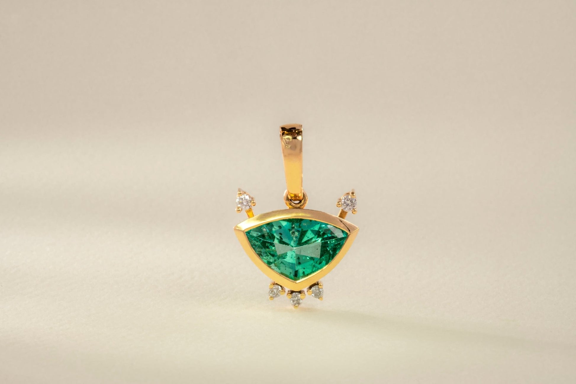 Dije oro amarillo con esmeralda y diamantes naturales - DOA062 - Etherna