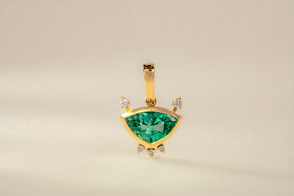 Dije oro amarillo con esmeralda y diamantes naturales - DOA062 - Etherna