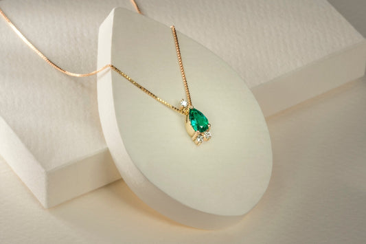 Dije oro amarillo con esmeralda y diamantes naturales - DOA089 - Etherna