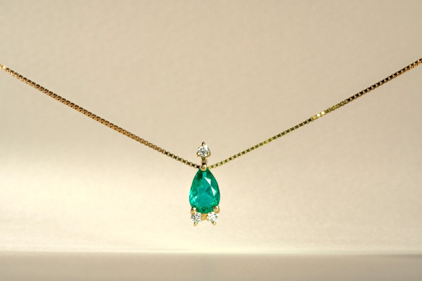 Dije oro amarillo con esmeralda y diamantes naturales - DOA089 - Etherna