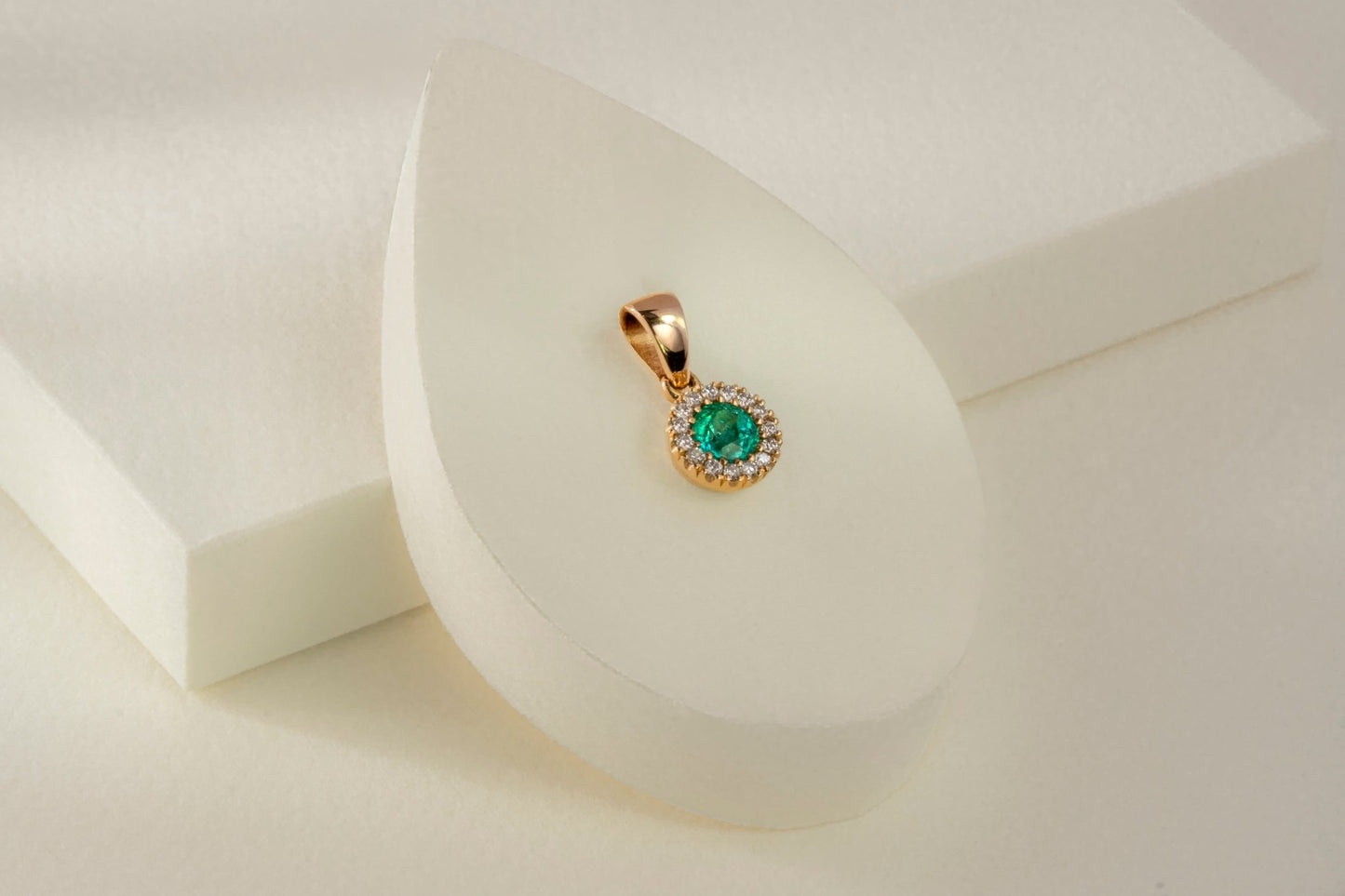 Dije oro amarillo con esmeralda y diamantes naturales - DOA098 - Etherna