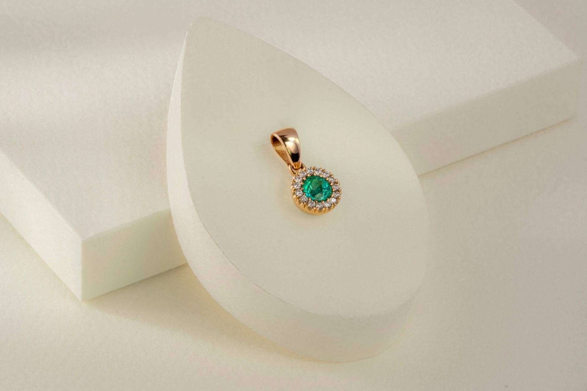 Dije oro amarillo con esmeralda y diamantes naturales - DOA098 - Etherna