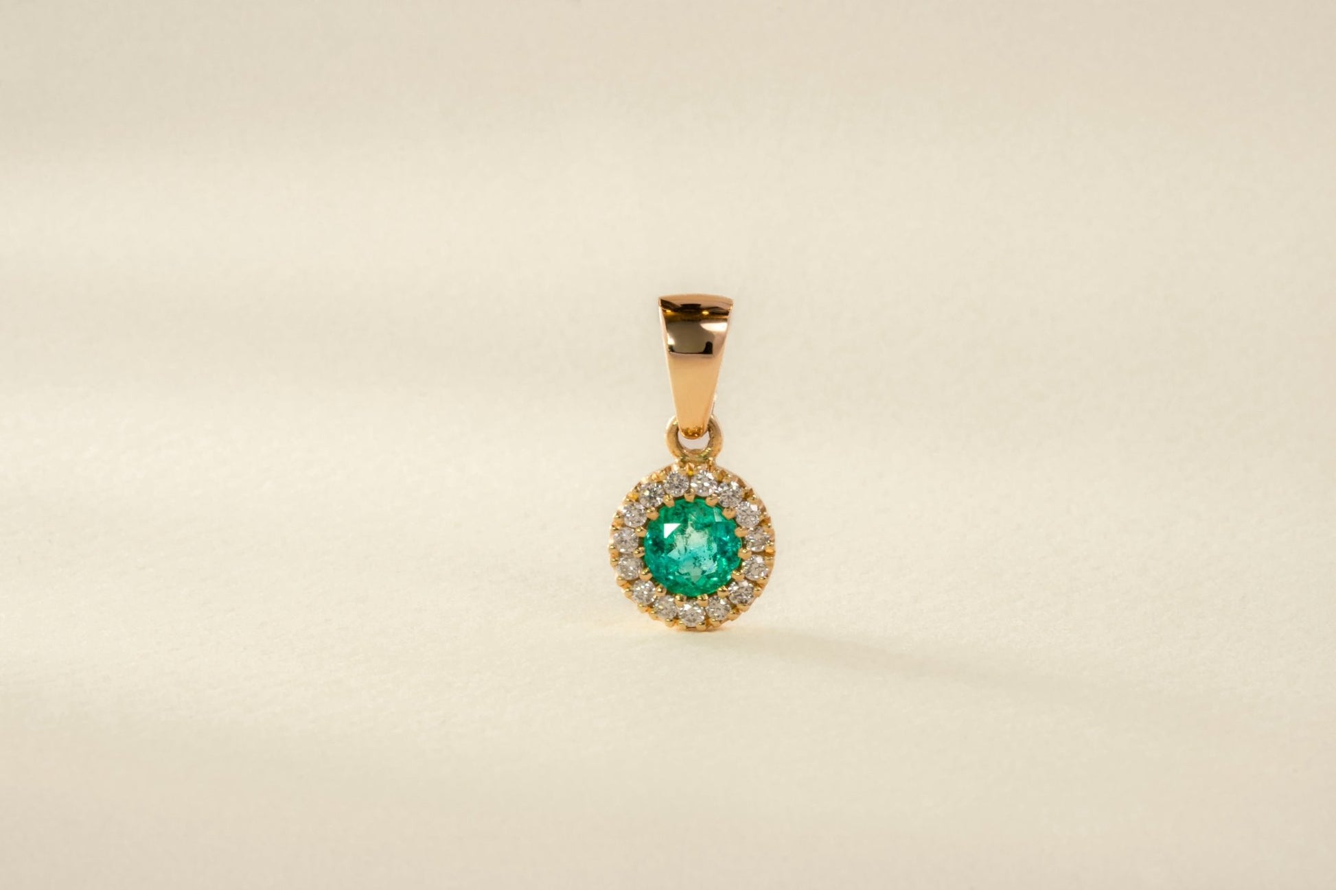 Dije oro amarillo con esmeralda y diamantes naturales - DOA098 - Etherna