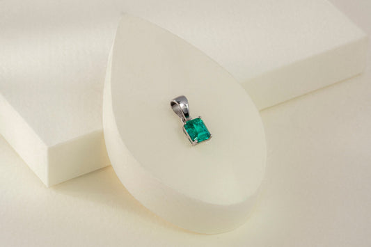 Dije oro blanco con esmeralda natural - DOB045 - Etherna