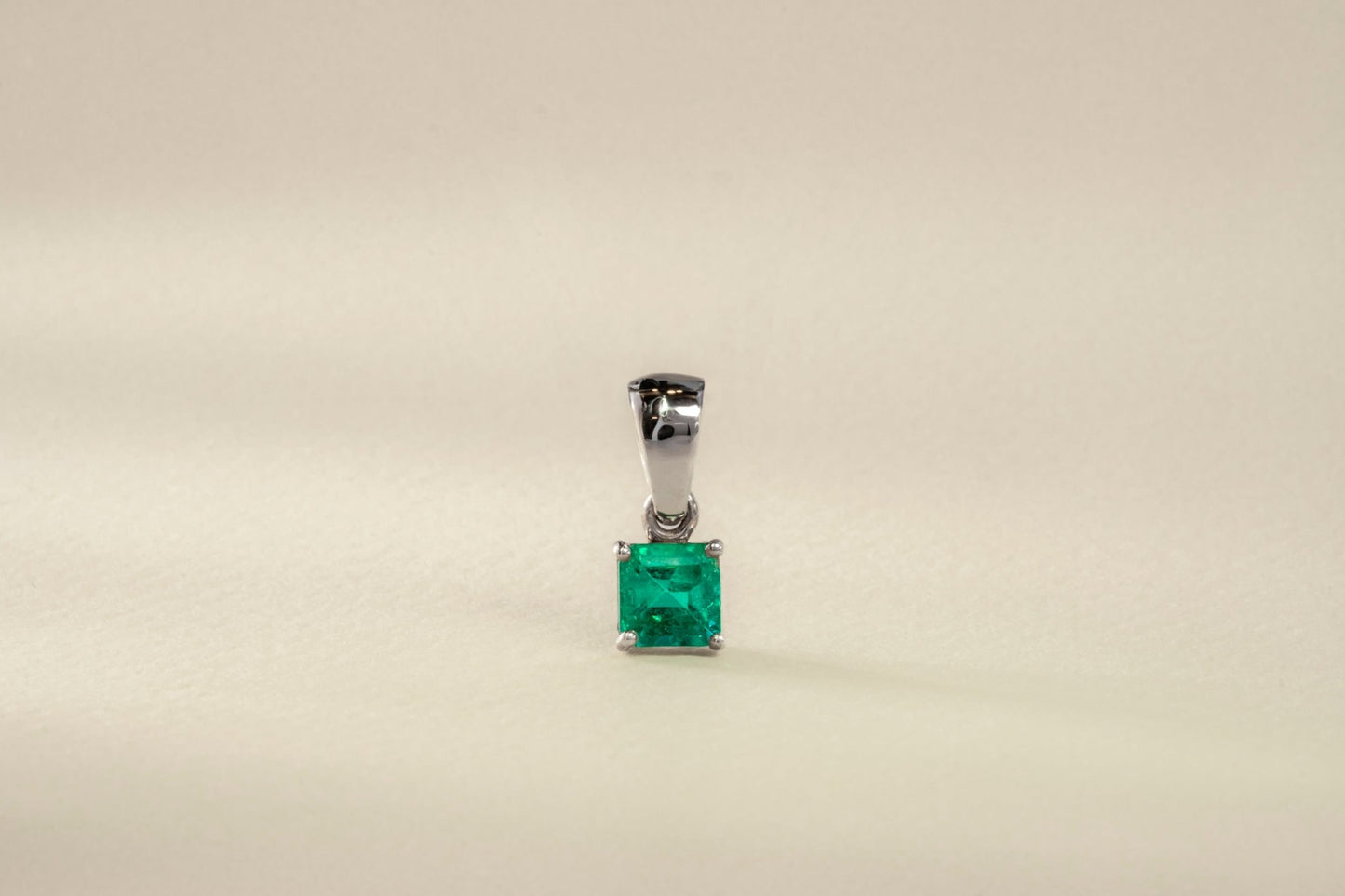 Dije oro blanco con esmeralda natural - DOB048 - Etherna