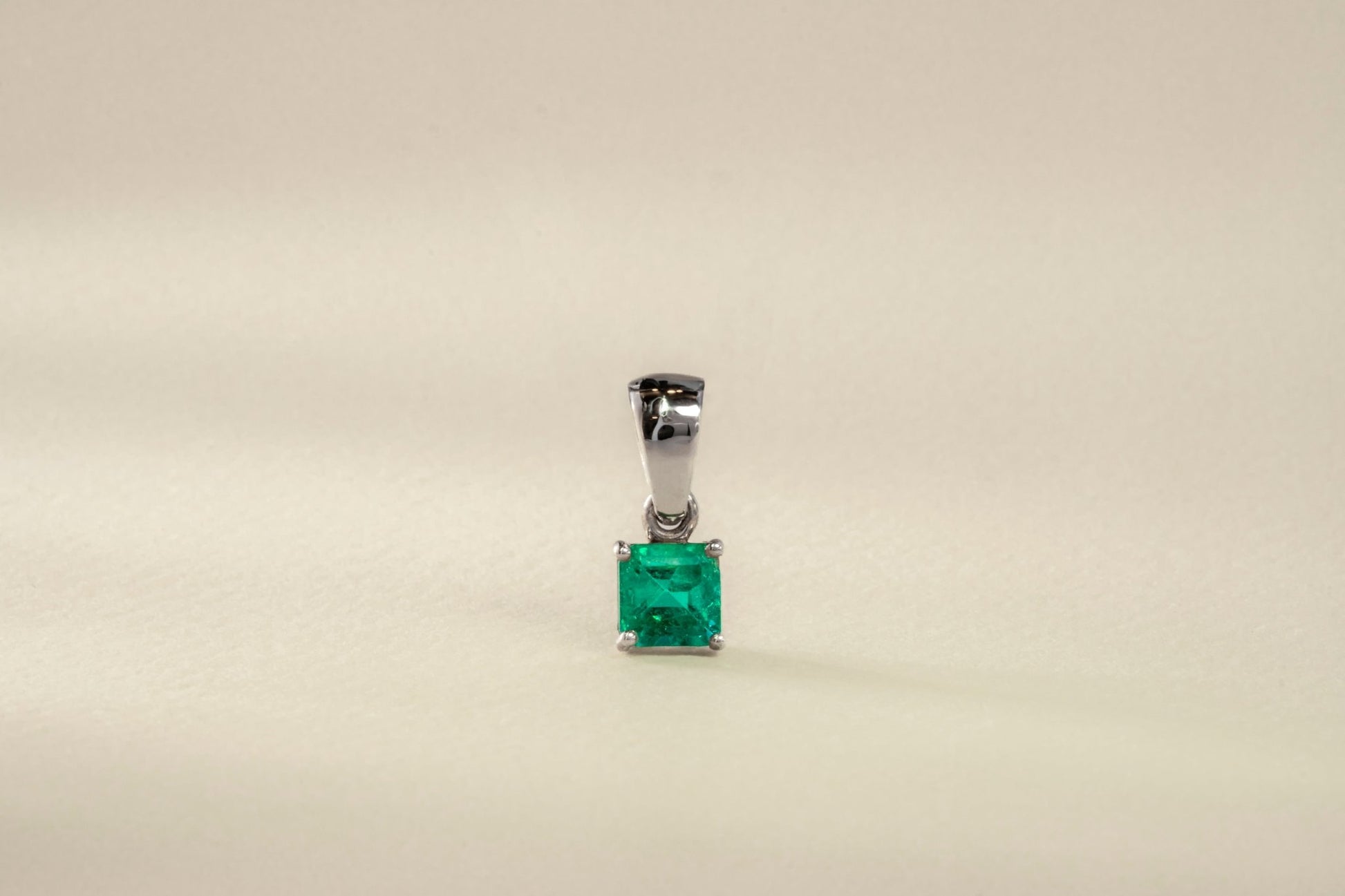 Dije oro blanco con esmeralda natural - DOB048 - Etherna