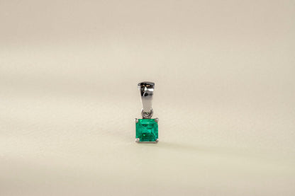 Dije oro blanco con esmeralda natural - DOB048 - Etherna