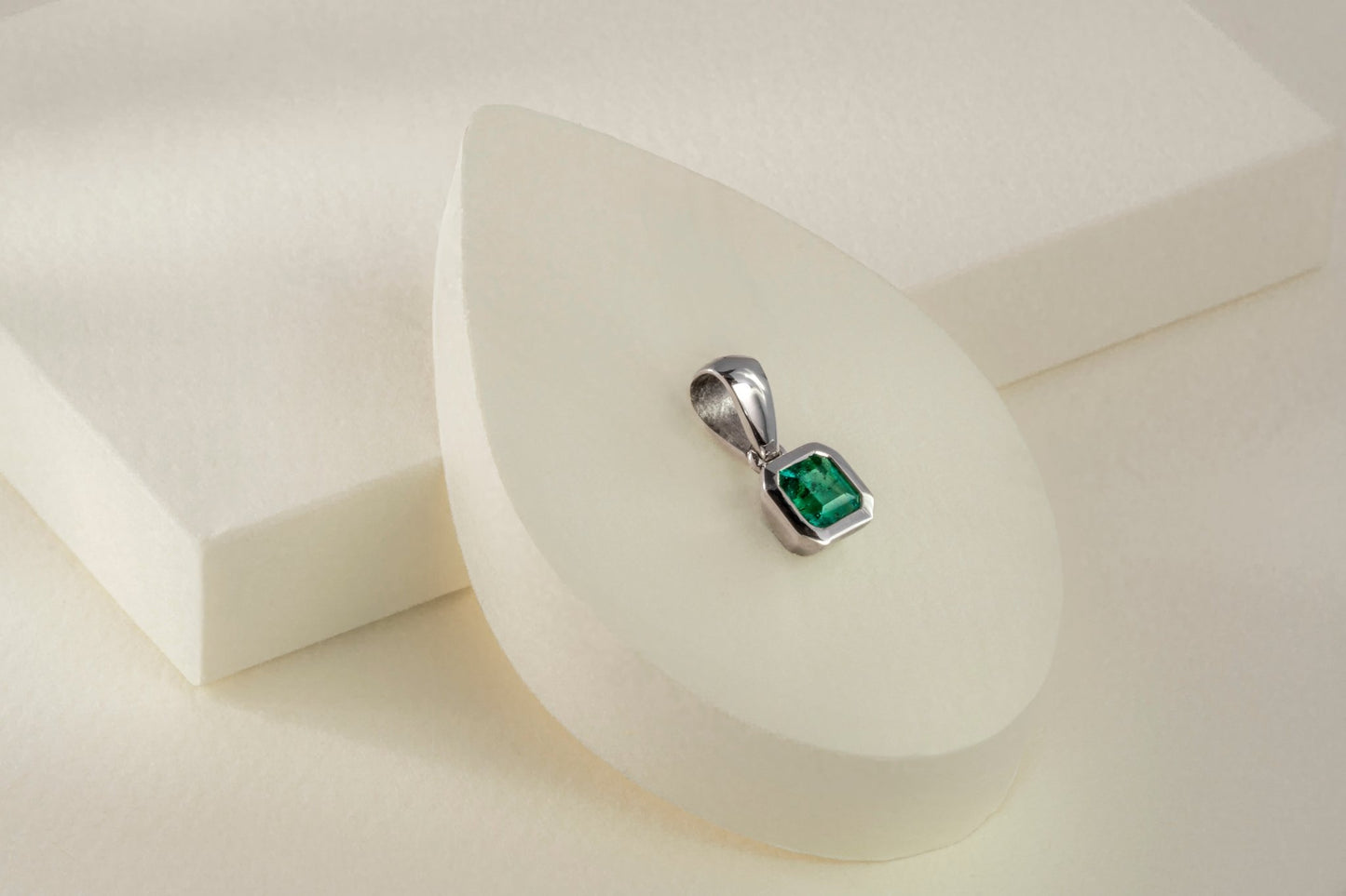 Dije oro blanco con esmeralda natural - DOB049 - Etherna