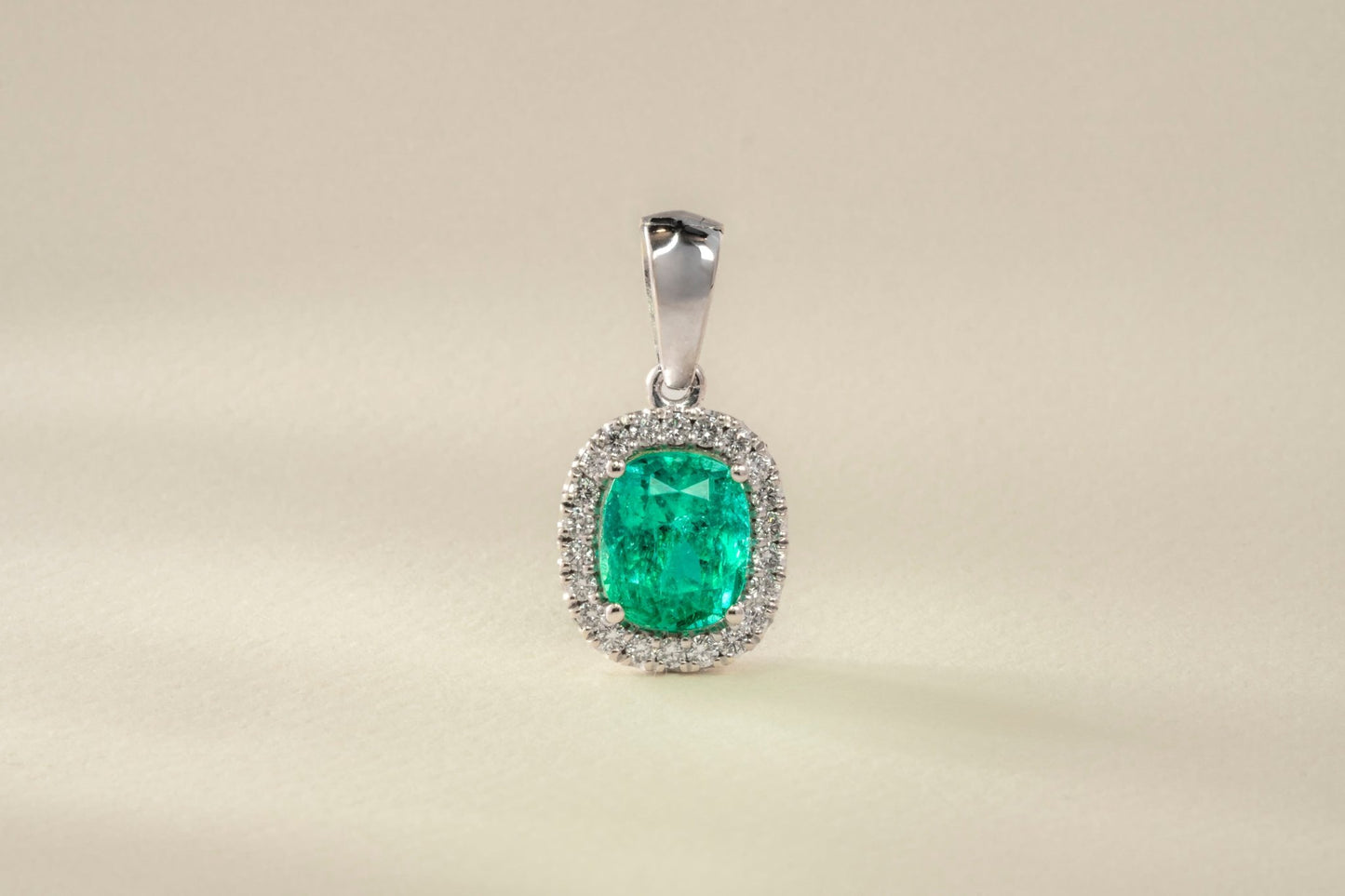 Dije oro blanco con esmeralda y diamante naturales - DOB047 - Etherna