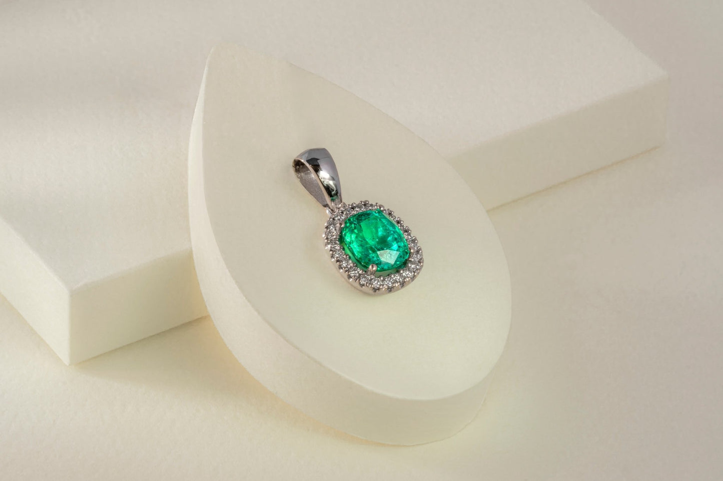 Dije oro blanco con esmeralda y diamante naturales - DOB047 - Etherna