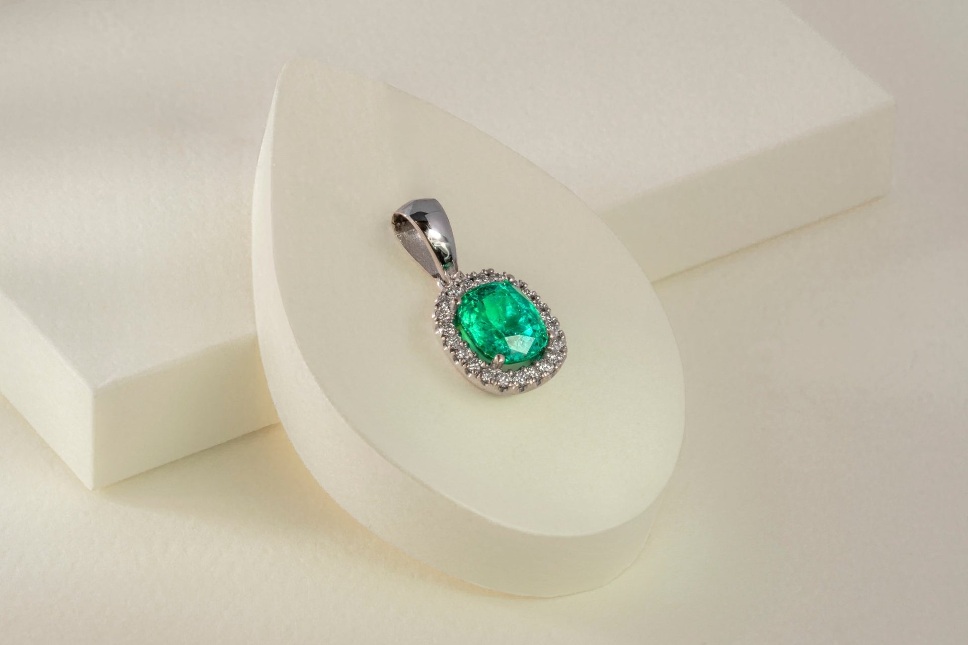 Dije oro blanco con esmeralda y diamante naturales - DOB047 - Etherna