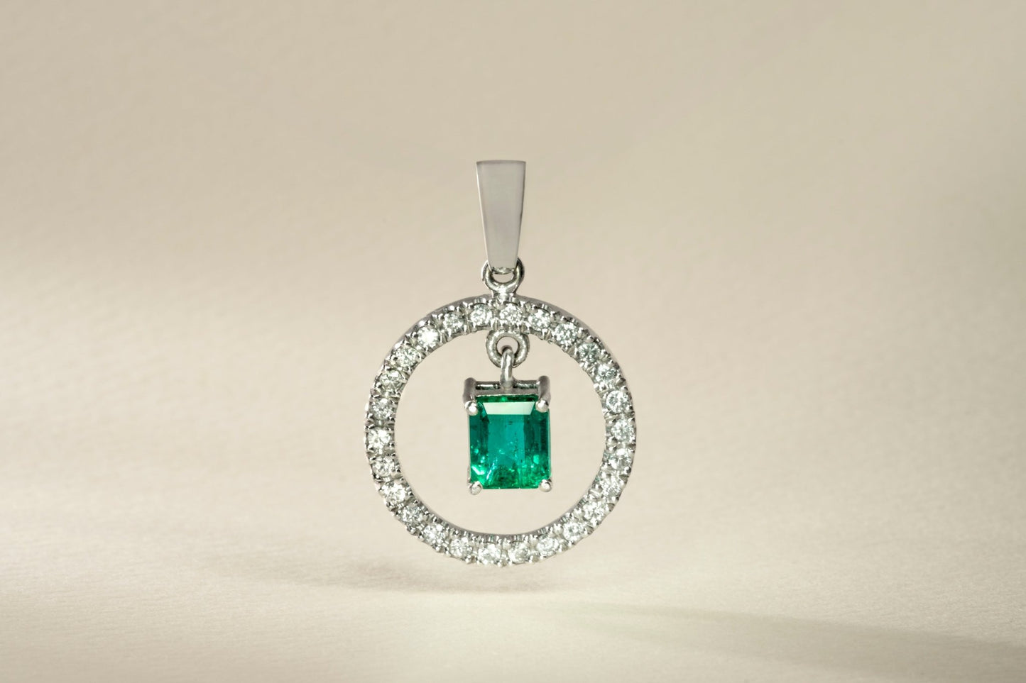 Dije oro blanco con esmeralda y diamantes naturales - DOB032 - Etherna
