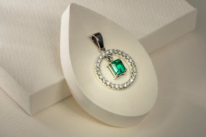 Dije oro blanco con esmeralda y diamantes naturales - DOB032 - Etherna