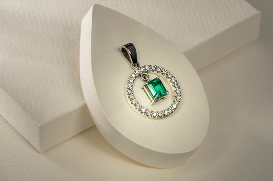 Dije oro blanco con esmeralda y diamantes naturales - DOB032 - Etherna