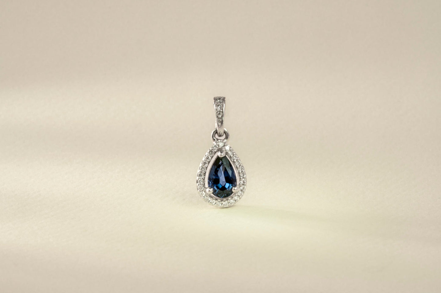 Dije oro blanco con zafiro y diamante naturales - DOO009 - Etherna
