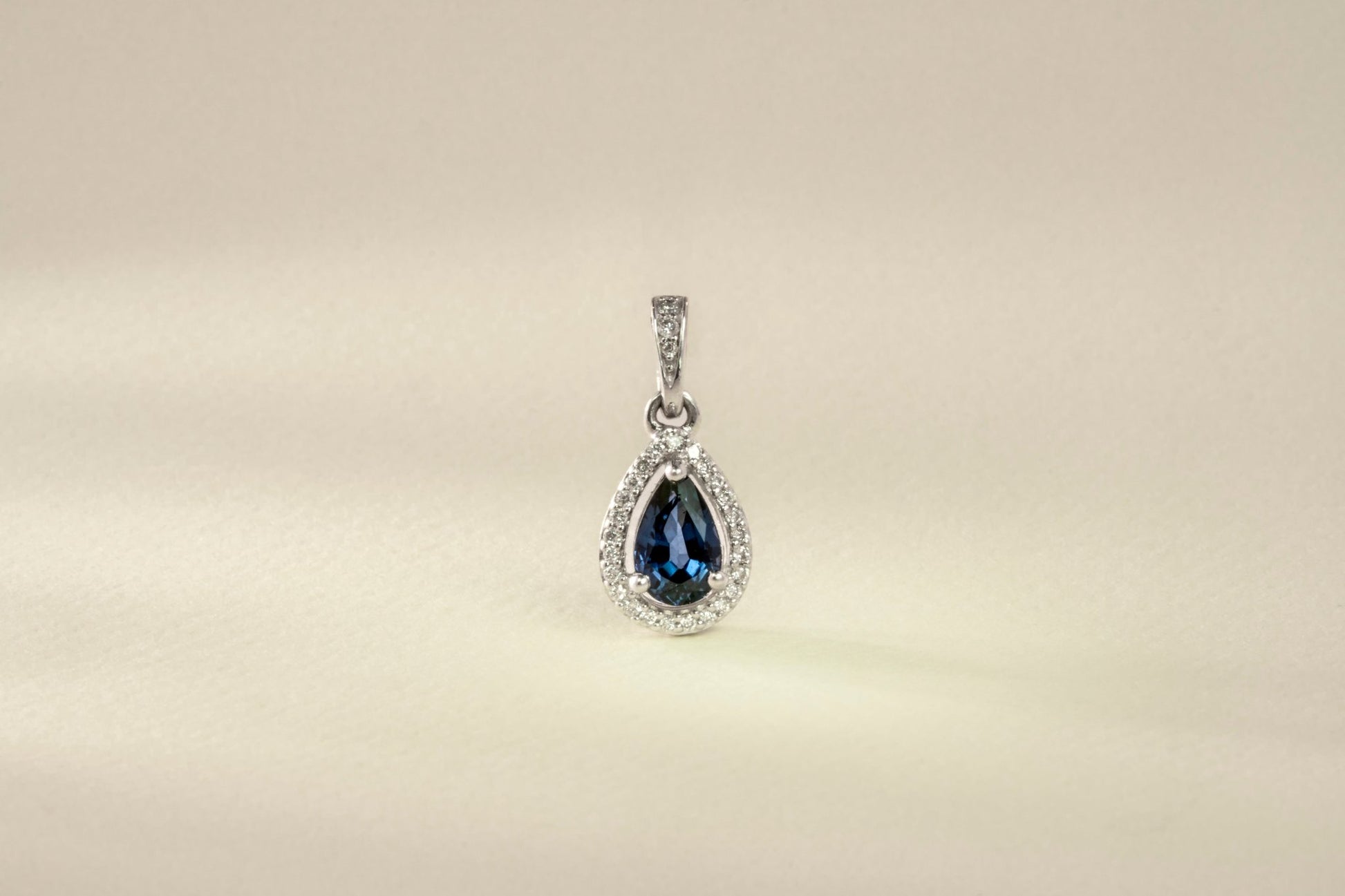 Dije oro blanco con zafiro y diamante naturales - DOO009 - Etherna