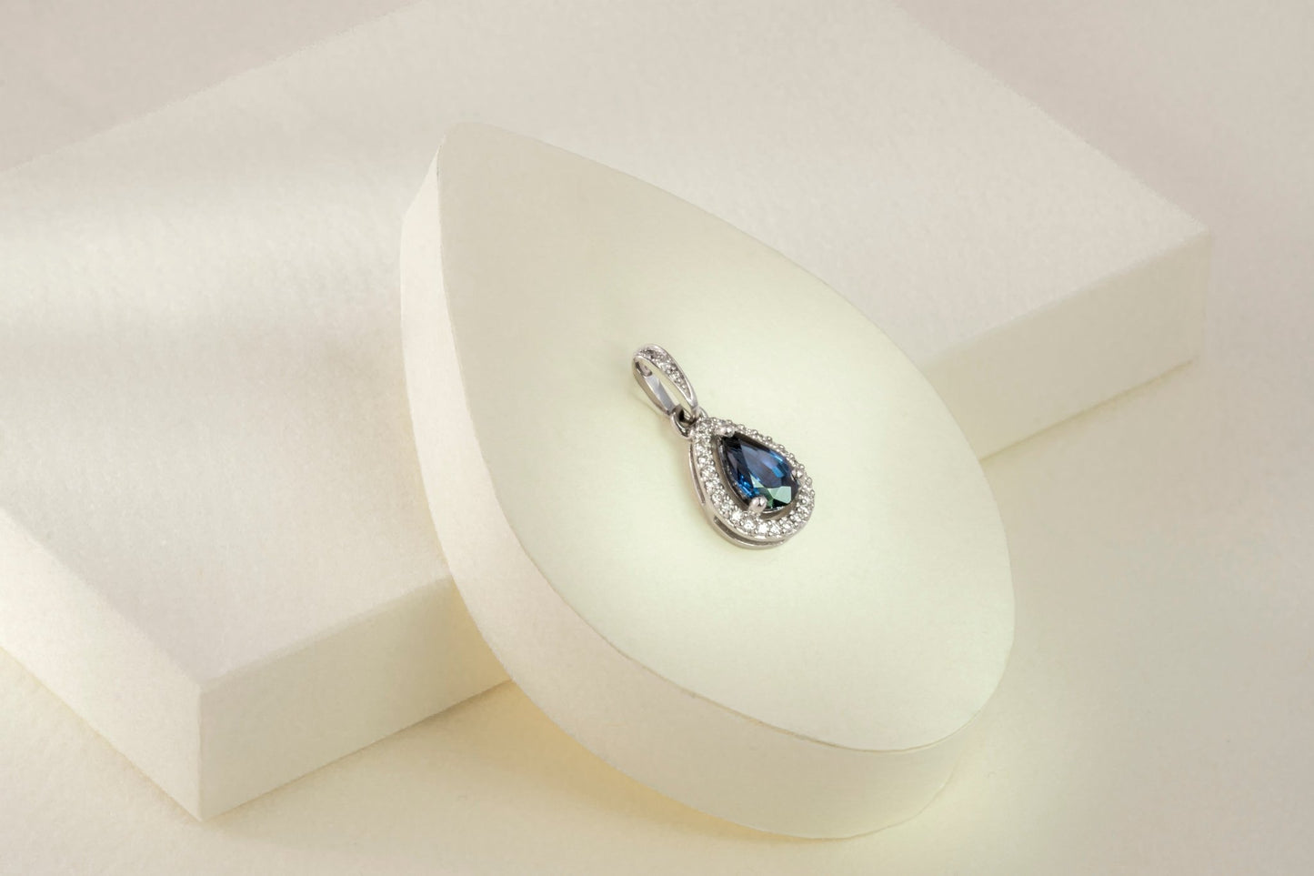 Dije oro blanco con zafiro y diamante naturales - DOO009 - Etherna