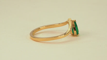 Yellow gold ring with emerald and natural diamonds - ANA152