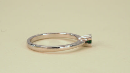 Anillo solitario oro blanco con esmeralda - ANB027