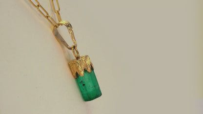 Dije oro amarillo con canutillo de esmeralda natural - DOA109