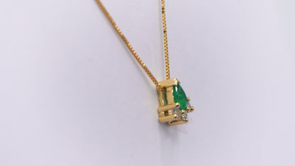 Dije con cadena oro amarillo con esmeralda natural - DOA182