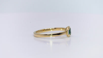 Anillo oro amarillo con esmeralda natural y diamantes naturales - ANA186