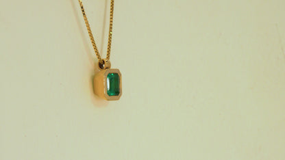 Dije con cadena oro amarillo con esmeralda natural - DOA067