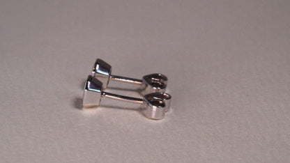 Aretes topos oro blanco con esmeralda natural - ARB034