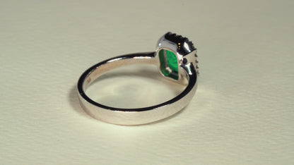 Anillo cluster oro blanco con esmeralda y diamantes naturales - ANB061