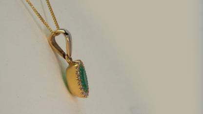 Dije cluster oro amarillo con esmeralda y diamantes naturales - DOA076