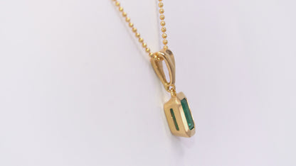 Dije con cadena oro amarillo con esmeralda natural - DOA188