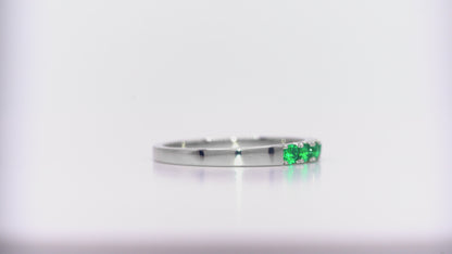 Anillo cintillo oro blanco con esmeralda natural - ANB076
