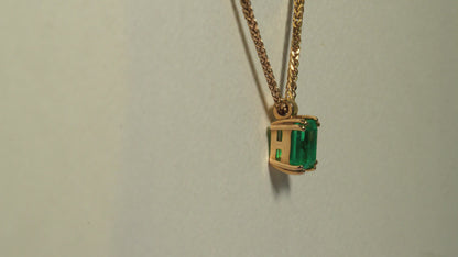 Dije con cadena oro amarillo con esmeralda natural - DOA058