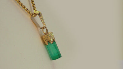 Dije oro amarillo con canutillo de esmeralda natural - DOA108