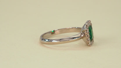 Anillo cluster oro blanco con esmeralda y diamantes naturales - ANB055