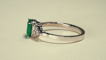 White gold ring with emerald and natural diamonds - ANB064