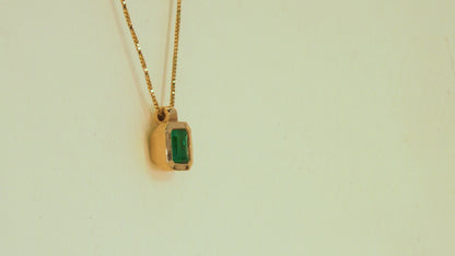 Dije con cadena oro amarillo con esmeralda natural - DOA007