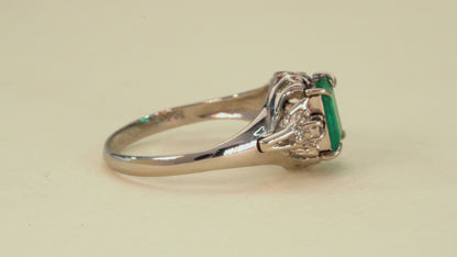 Platinum ring with emerald and natural diamonds - ANPT047