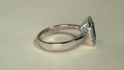 Anillo cluster oro blanco con esmeralda y diamantes naturales - ANB062