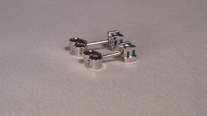 Aretes topos oro blanco con esmeralda natural - ARB029