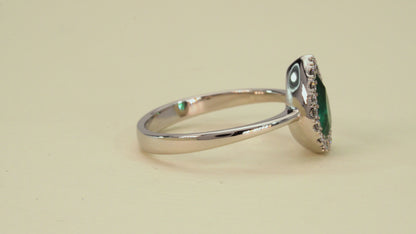 Anillo cluster oro blanco con esmeralda y diamantes naturales - ANB024