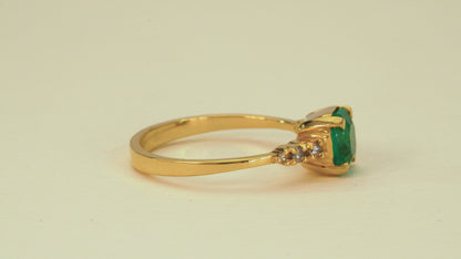 Anillo oro amarillo con esmeralda y diamantes naturales - ANA070