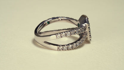 Anillo cluster oro blanco con esmeralda y diamantes naturales - ANB025