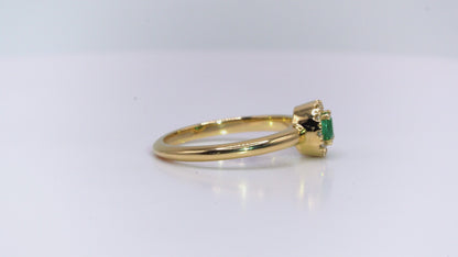 Anillo oro amarillo con esmeralda natural y halo de diamantes naturales - ANA185