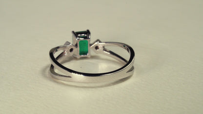 White gold ring with emerald and natural diamonds - ANB059