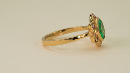 Anillo oro amarillo con esmeralda y diamantes - ANA123