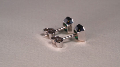 Aretes topos oro blanco con esmeralda natural - ARB028